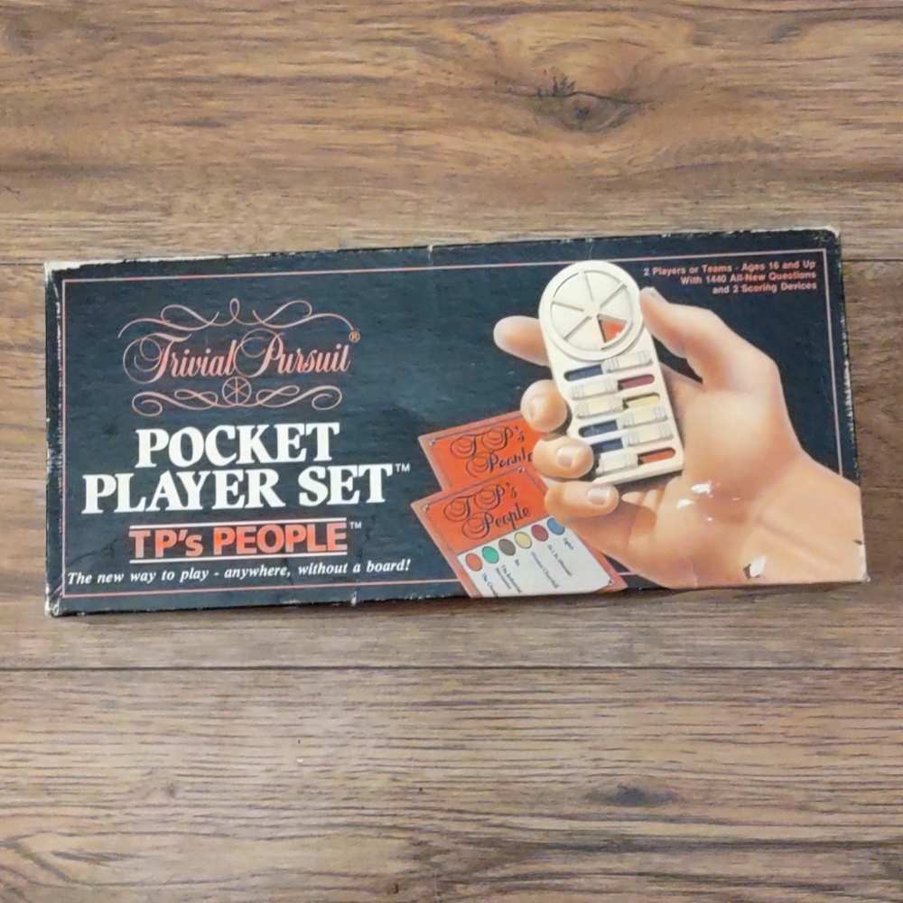Trivial pursuit pocket player set